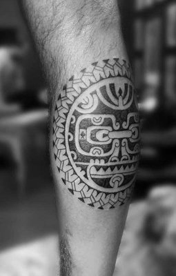  Tatouage maori, polynésien sur le mollet
